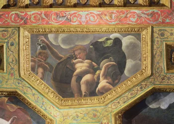 Uma ninfa derramando água de um jarro, um putto urinando e outro colocado segurando uma urna, caixão do teto da Sala di Amore e Psiche, 1528 (óleo no estuque)